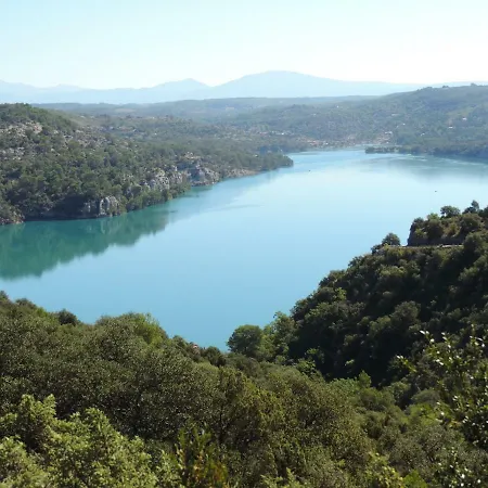 Nuitee En Provence آيكس أومبروفينس